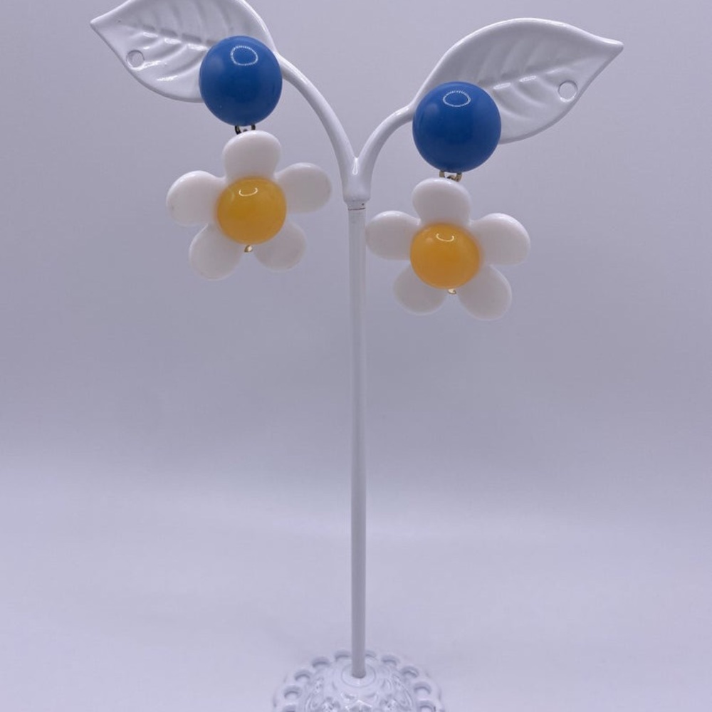 NEW White Flower Earrings